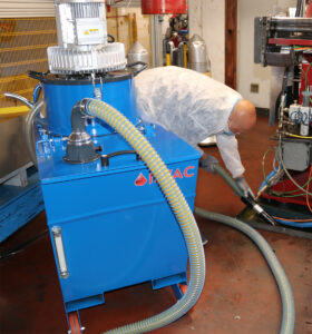 La gamme d'aspirateurs de copeaux industriels Oilvac permet d'aspirer efficacement l'huile et les copeaux dans l'atelier.